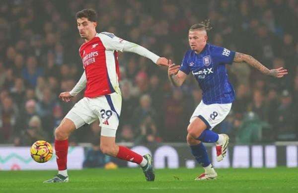 Arsenal Menang Tipis Atas Ipswich Town, Tempel Liverpool