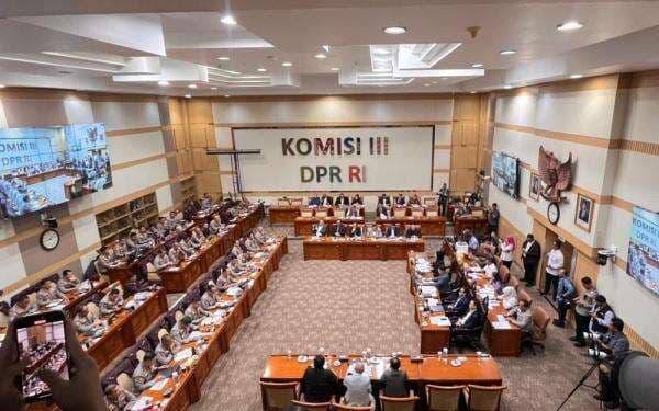 DPR Tegaskan Polri Tetap di Bawah Presiden, Tidak Berbentuk Kementerian