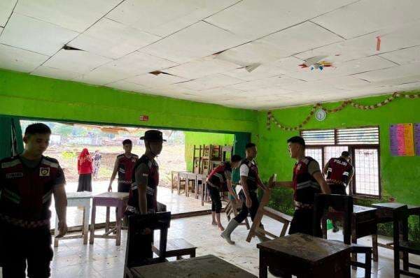 Brimob Gencar Bersihkan Sekolah hingga Beri Pengobatan Gratis di Agam Sumbar Brimob Gencar Bersihkan Sekolah hingga Beri Pengobatan Gratis di Agam Sumbar