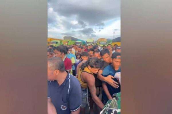 Viral Ratusan Sopir Truk Berebut Nasi Bungkus Gratis di Pelabuhan Bandar Bakau Jaya