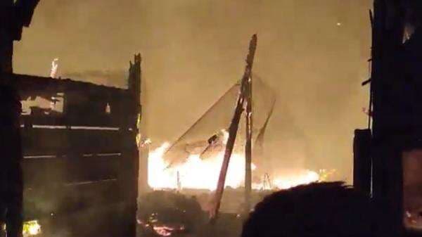 Ratusan Kios Pasar Lemahabang Cirebon Ludes Terbakar, Api Diduga akibat Sambaran Petir