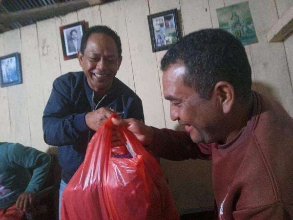 Pemuda Desa Gurung Liwut Dapat Bantuan Baju Bola dari Anggota DPRD Perindo Pemuda Desa Gurung Liwut Dapat Bantuan Baju Bola dari Anggota DPRD Perindo