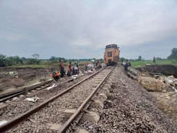 Update! 29 Perjalanan KA Dialihkan, 9 Dibatalkan akibat Jalur Terdampak Banjir Grobogan