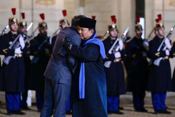 Prabowo Disambut Pelukan Hangat Macron saat Kunjungi Istana &Eacute;lys&eacute;e Prancis