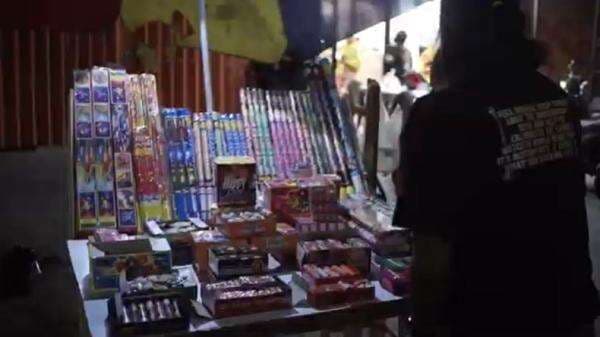 Jelang Tahun Baru, Polisi Razia Pedagang Petasan dan Kembang Api di Makassar