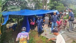 Usut Penyebab Kematian, Polisi Bongkar Salah Satu Makam di TPU Mbah Cikur