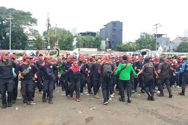 Buruh Kompak Buat Koreo Barisan Perjuangan saat Demo di DPR, Ini Penampakannya Buruh Kompak Buat Koreo Barisan Perjuangan saat Demo di DPR, Ini Penampakannya