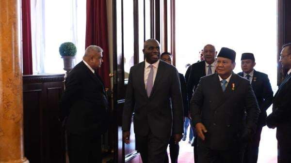 Diplomasi Peci Hitam Prabowo saat Hadiri Forum Bisnis di Lancaster House 