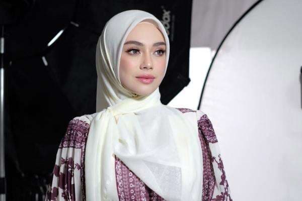 Umrah Bareng Anak, Momen Tawaf Celine Evangelista Terasa Mengharukan