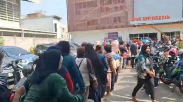 Antrean Penerima BLT Mengular di Kantor Pos Daan Mogot, Lalin Macet Parah