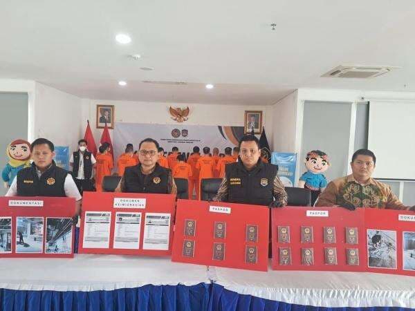 Imigrasi Deportasi 14 WN China yang Ketahuan Jadi Mandor hingga Tukang Keramik di Jakut