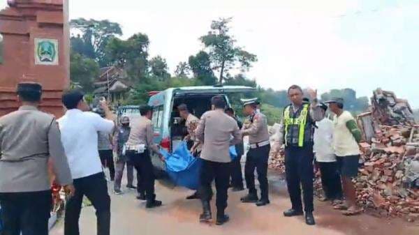 Diduga Rem Blong, Truk Bermuatan Herbel Tabrak Tugu Gapura Magetan - Ponorogo, Dua Orang Tewas