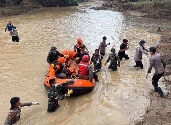 Polisi di Garis Depan Bencana: Bertaruh Nyawa, Membawa Harapan