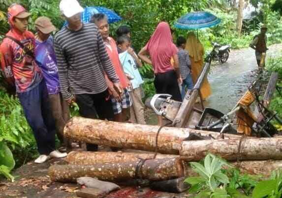 Tragis ! Warga Klumbayan Tewas Tertimpa Motor Bermuatan Kayu