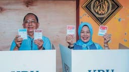 Didampingi Suami dan Para Kyai, Nurul Azizah Nyoblos di Desa Sumbertlaseh