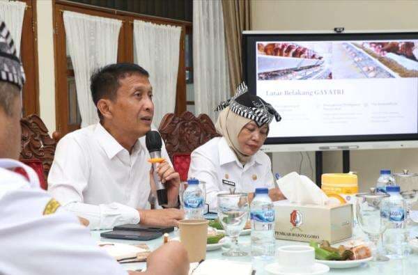 Bupati Bojonegoro Mantangkan Program Gerakan Ayam Petelur Mandiri Bupati Bojonegoro Mantangkan Program Gerakan Ayam Petelur Mandiri