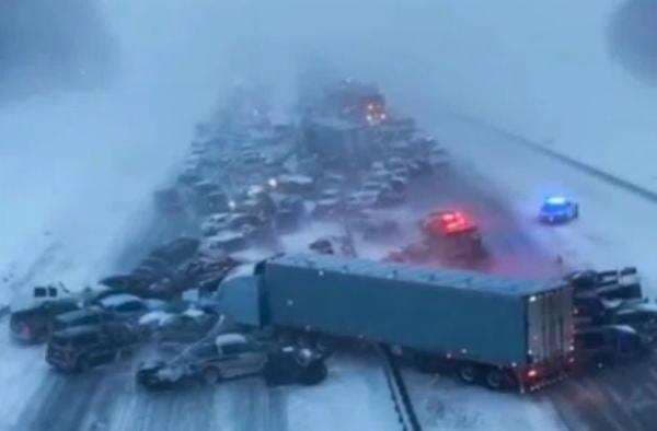 Penampakan 100 Kendaraan Tabrakan hingga Bertumpukan akibat Cuaca Buruk