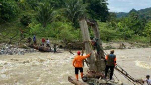 Banjir Terjang Kolaka Utara, 230 KK Terisolasi dan Jembatan Penghubung Rusak Banjir Terjang Kolaka Utara, 230 KK Terisolasi dan Jembatan Penghubung Rusak