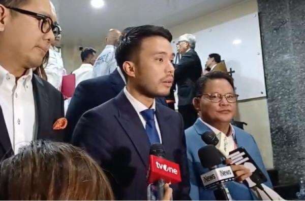 Ijazah Asli Jokowi Ditunjukkan, Kuasa Hukum: Ada Watermark-Emboss Ijazah Asli Jokowi Ditunjukkan, Kuasa Hukum: Ada Watermark-Emboss