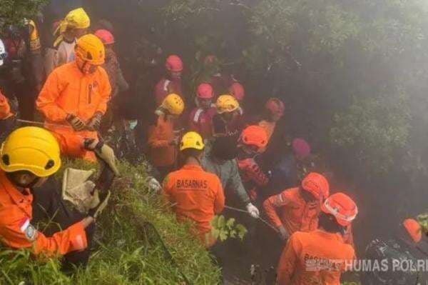 Jenazah Korban Pesawat ATR 42-500 Tiba di Karanganyar, Disambut Isak Tangis Keluarga