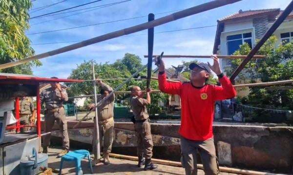 Ditinggal Pemiliknya, Gerobak dan Tenda PKL Diangkut Petugas Satpol PP Ponorogo Ditinggal Pemiliknya, Gerobak dan Tenda PKL Diangkut Petugas Satpol PP Ponorogo