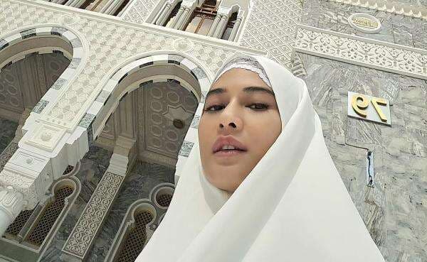 Netizen: Bidadari Surga! Dian Sastro Berhijab saat Umrah