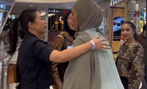 "Kandas Karena Selingkuh: Hakim Tegaskan Paula Verhoeven Khianati Baim Wong" "Kandas Karena Selingkuh: Hakim Tegaskan Paula Verhoeven Khianati Baim Wong"