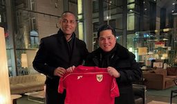 Erick Thohir Serahkan Jersey Baru Timnas Indonesia ke Kluivert, Penuhi Harapan Piala Dunia 2026