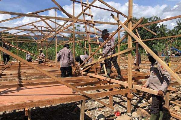 Personel TNI dan Brimob Dikerahkan Percepat Pembangunan Hunian Sementara di Sumbar