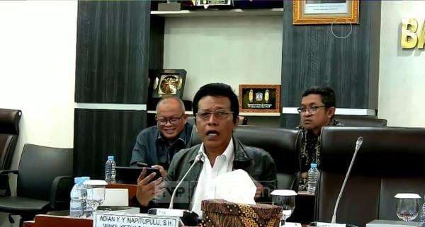 Adian Napitupulu Sodorkan Data ke Purbaya: Anak Muda Suka Thrifting demi Selamatkan Air Bersih