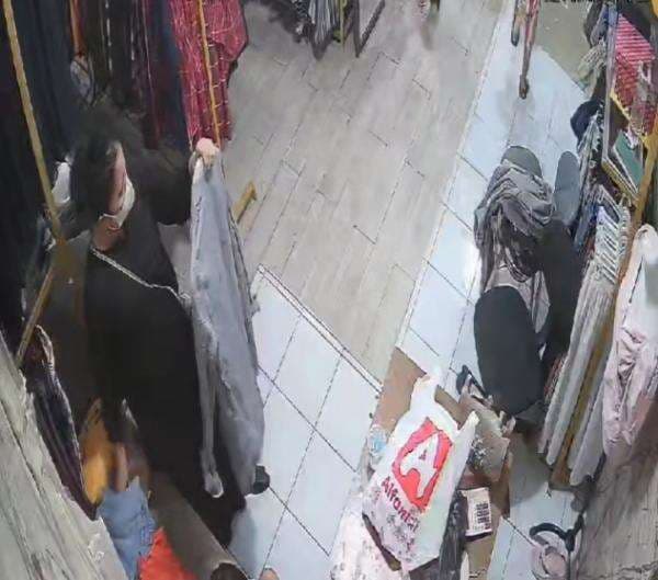 Viral Terekam CCTV, Emak - emak Curi Dompet Pemilik Toko