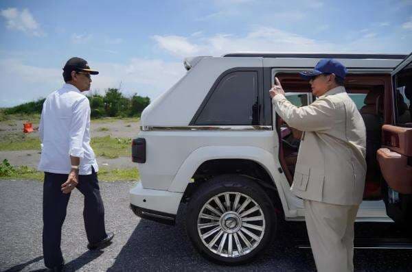 Momen Prabowo dan Sultan HB X Naik Mobil Maung di Bantul