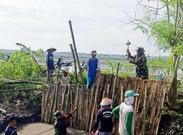 Tanggul Sungai di Kanor Kembali Jebol, TNI Bersama Warga Gotong-royong Membenahi