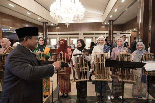 Kedatangan Prabowo di Pakistan Disambut Permainan Angklung Ibu-Ibu WNI