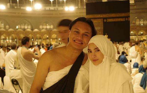 Perdana setelah Mualaf, Mahalini Hamil 7 Bulan Umrah Bersama Suami 