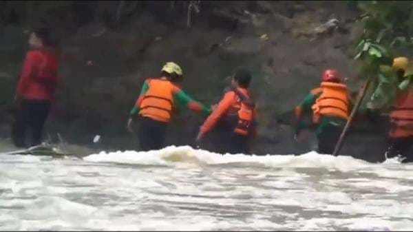 Dua Orang Pemancing Terseret Luapan Air Sungai Gonggang, Satu Selamat, Lainya Dinyatakan Hilang Dua Orang Pemancing Terseret Luapan Air Sungai Gonggang, Satu Selamat, Lainya Dinyatakan Hilang