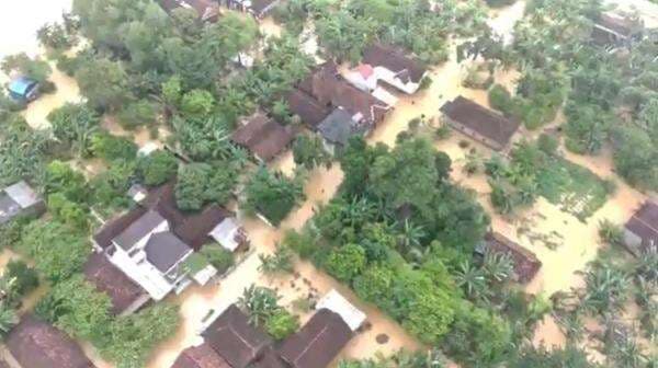 Diguyur Hujan Deras, Warga Jepara Dilanda Banjir Setinggi 1 Meter