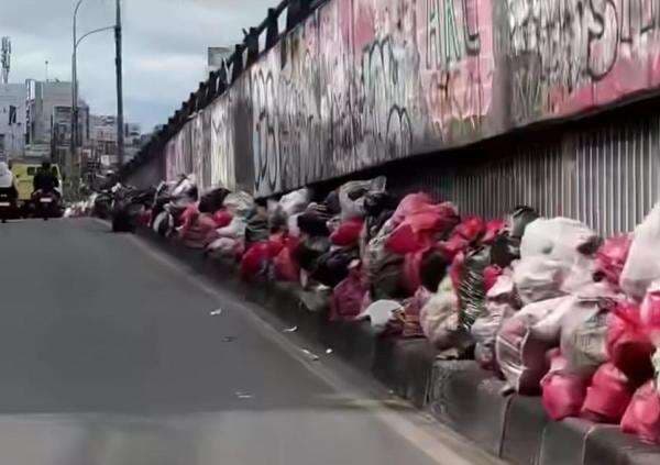 TPA Cipeucang Overload, Jalanan di Tangsel Dihiasi Tumpukan Sampah TPA Cipeucang Overload, Jalanan di Tangsel Dihiasi Tumpukan Sampah