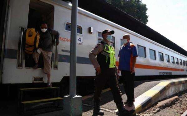 KAI Minta Maaf Gangguan Perjalanan Kereta Api di Jalur Pantura Jawa Tengah