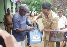 Rudy Sufahriadi Serahkan Ratusan Paket Bantuan Wapres Kepada Masyarakat di Merauke