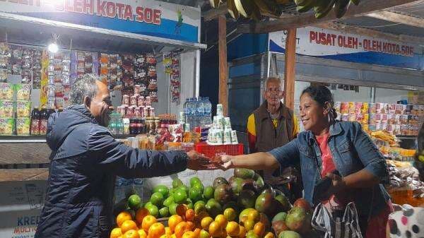 Kisah Seorang Pria Tua di Kota Soe TTS, Melawan Dingin Mengais Rezeki