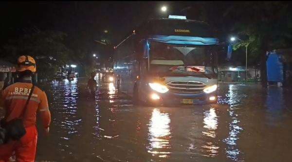 Hujan Deras Akibatkan Wilayah Madiun Kebanjiran, Jalur Utama Madiun Surabaya Macet 2 Kilometer