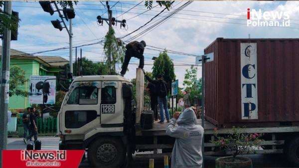 BREAKING NEWS: Aksi Blokade Jalan, Pengunjuk Rasa Tuntut Direktur RSUD Hj. Andi Depu Mundur! BREAKING NEWS: Aksi Blokade Jalan, Pengunjuk Rasa Tuntut Direktur RSUD Hj. Andi Depu Mundur!