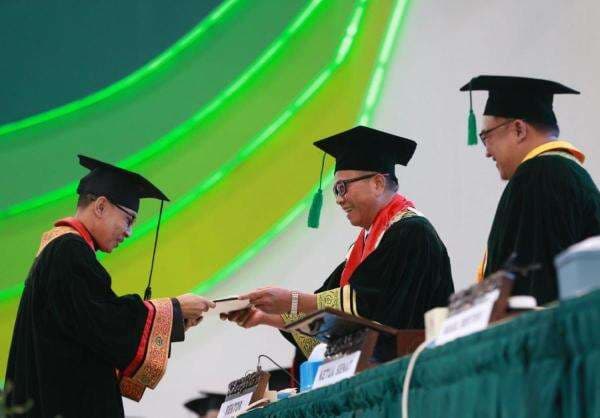 Meski Sudah Profesor, Buya Yahya Selesaikan Studi S1 Unissula Meski Sudah Profesor, Buya Yahya Selesaikan Studi S1 Unissula