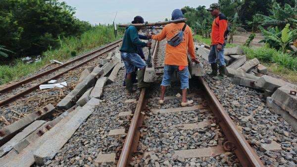 KAI Kerahkan Kereta Khusus untuk Pemulihan Jalur, Ada Gogosan 100 Meter Sedalam 3 Meter