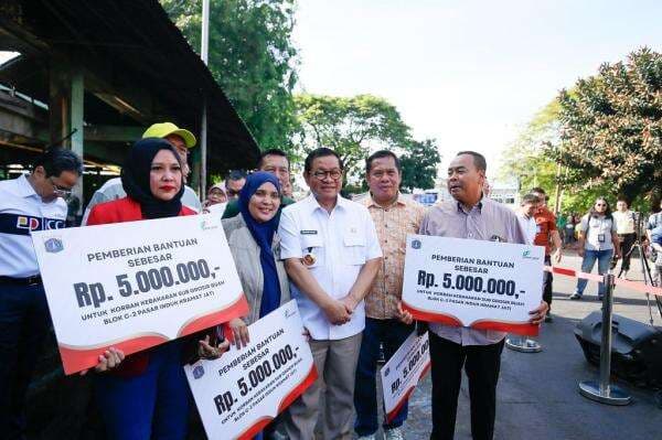 Pramono Salurkan Bantuan ke Pedagang Pasar Kramat Jati Korban Kebakaran, Rp5 Juta per Orang Pramono Salurkan Bantuan ke Pedagang Pasar Kramat Jati Korban Kebakaran, Rp5 Juta per Orang