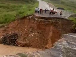 Jembatan Puncak 2 Ambruk, Akses Hambalang-Babakan Madang Terputus