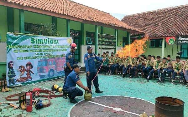 Puluhan Siswa SMP Birrul Walidain Muhammadiyah Plupuh, Antusias Ikuti Simulasi Pemadam Kebakaran