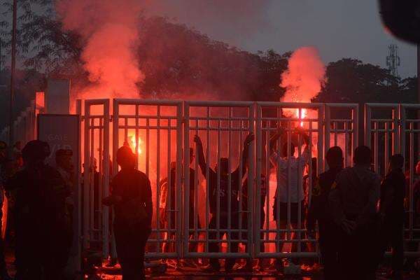 Laga PSIS vs Malut United Diwarnai Kericuhan, Suporter Lempar Mercon hingga Blokir Pintu VIP