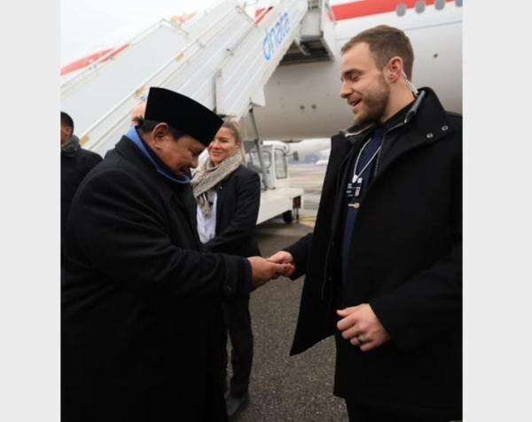 Presiden Prabowo Beri Hadiah Koin Kepresidenan untuk Tim Pengawal Swiss